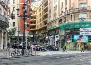 Varias personas resultan atropelladas en la calle Calvo Sotelo de Santander
