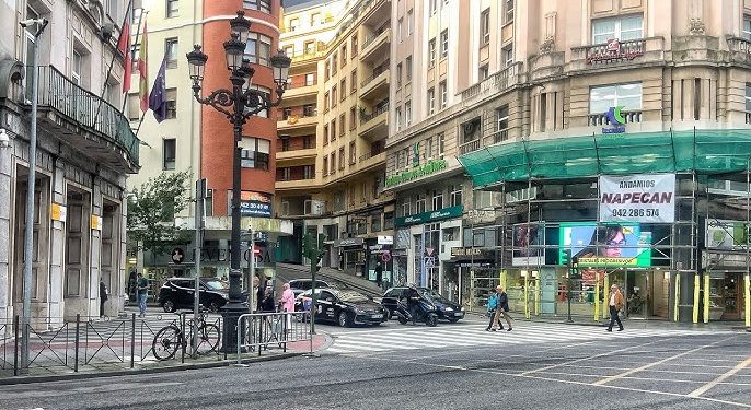 Varias personas resultan atropelladas en la calle Calvo Sotelo de Santander