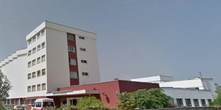 Unas 150 personas se concentran en el CAD de Laredo por la falta de personal