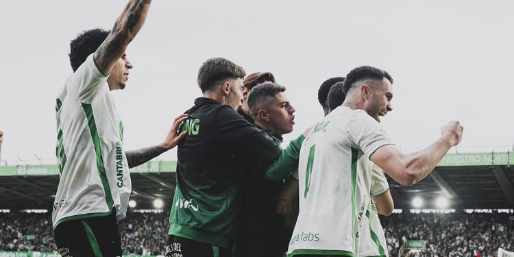 El Racing llora, Cantabria grita: 14 años después el club vuelve a Primera División