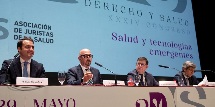 Pascual insta a los juristas a incorporar la dimensión moral en el debate sobre derecho y salud para salvar el sistema sanitario