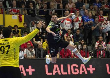 Bathco BM Torrelavega entra de forma contundente a la pelea por el subcampeonato tras un triunfo imponente en Nava (33‑38)