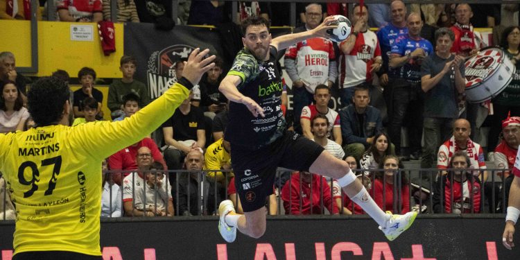 Bathco BM Torrelavega entra de forma contundente a la pelea por el subcampeonato tras un triunfo imponente en Nava (33‑38)