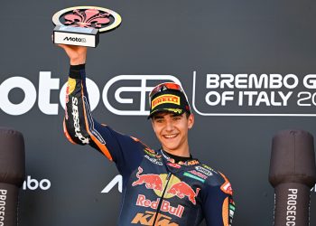 Brian Uriarte escribe historia en Mugello, el cántabro se proclama campeón de Moto3 con una victoria épica