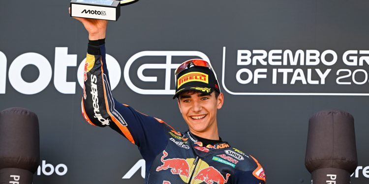 Brian Uriarte escribe historia en Mugello, el cántabro se proclama campeón de Moto3 con una victoria épica