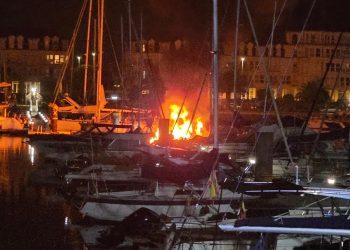Arde un barco atracado en el Puerto Deportivo de Marina del Cantábrico, en Camargo