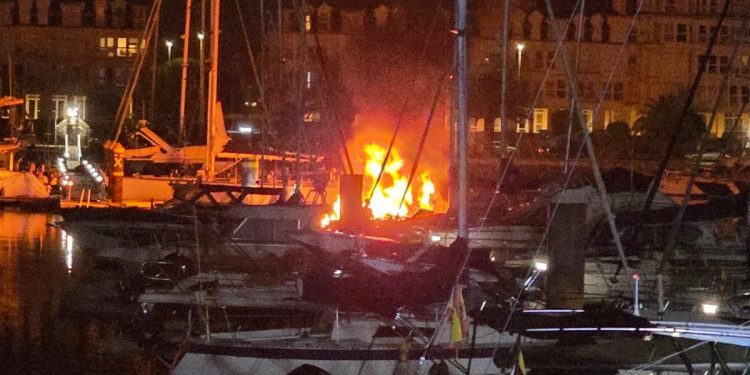 Arde un barco atracado en el Puerto Deportivo de Marina del Cantábrico, en Camargo