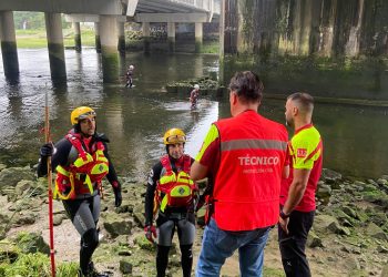 Buscan a una mujer desaparecida en el entorno de la ría de Tina Mayor con un amplio dispositivo por tierra, mar y aire