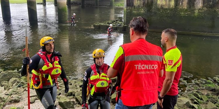 Buscan a una mujer desaparecida en el entorno de la ría de Tina Mayor con un amplio dispositivo por tierra, mar y aire