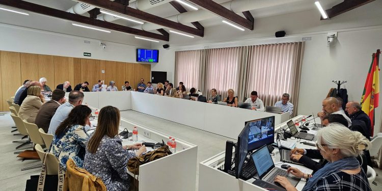 Torrelavega aprueba por unanimidad una moción para contrata 10 carteros y reorganiza el aparcamiento del centro