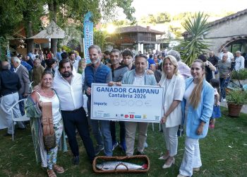 El campanu de Cantabria se adjudica por 6.500 euros en una subasta con amplia participación