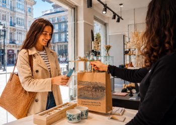 Cantabria llama a un consumo responsable para frenar la falsificación y la piratería en el comercio local