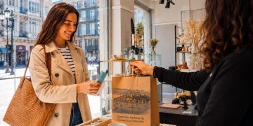 Cantabria llama a un consumo responsable para frenar la falsificación y la piratería en el comercio local