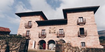 Cantur abre el concurso para que alguien recupere el Hotel Casona de Carmona y lo ponga en marcha de nuevo