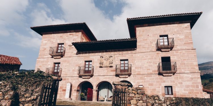 Cantur abre el concurso para que alguien recupere el Hotel Casona de Carmona y lo ponga en marcha de nuevo