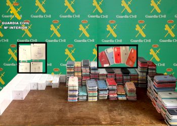 Denunciado en Laredo el responsable de una tienda de telefonía por presunto contrabando de casi 400 artículos