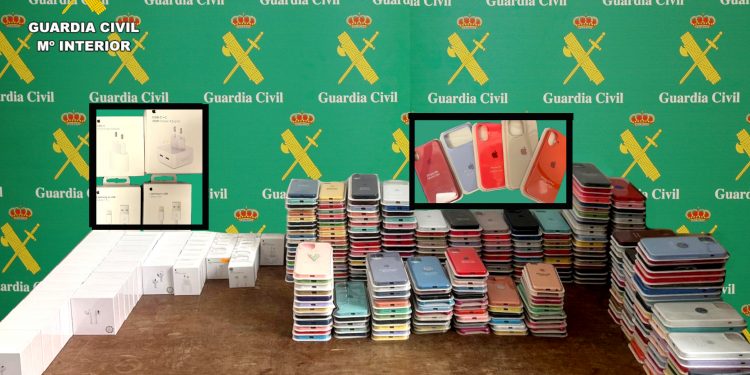 Denunciado en Laredo el responsable de una tienda de telefonía por presunto contrabando de casi 400 artículos