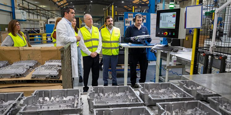 El Ejecutivo cántabro inyecta 1,3 millones de euros en “Talento y Empleo” para formar trabajadores de la automoción a la carta de las empresas