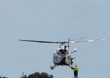 Helicóptero medicalizado de Cantabria evacua a un operario de la CHE hallado exhausto entre la maleza