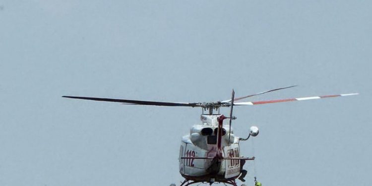 Helicóptero medicalizado de Cantabria evacua a un operario de la CHE hallado exhausto entre la maleza