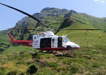 El helicóptero del Gobierno de Cantabria rescata en Castro Valnera a un barquereño con fuertes calambres y a su perro
