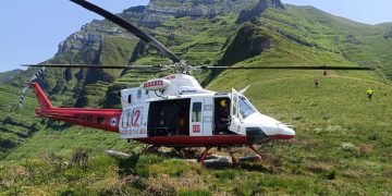 El helicóptero del Gobierno de Cantabria rescata en Castro Valnera a un barquereño con fuertes calambres y a su perro