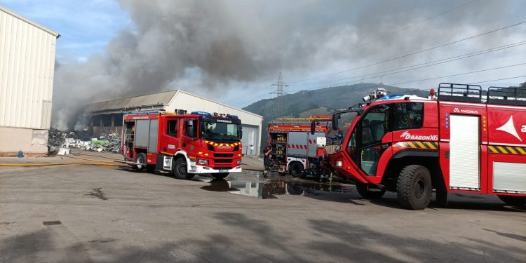 Una gran columna de humo negro alarma a los vecinos de El Astillero tras declararse un incendio en una chatarrería