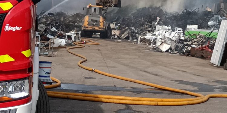Una gran columna de humo negro alarma a los vecinos de El Astillero tras declararse un incendio en una chatarrería