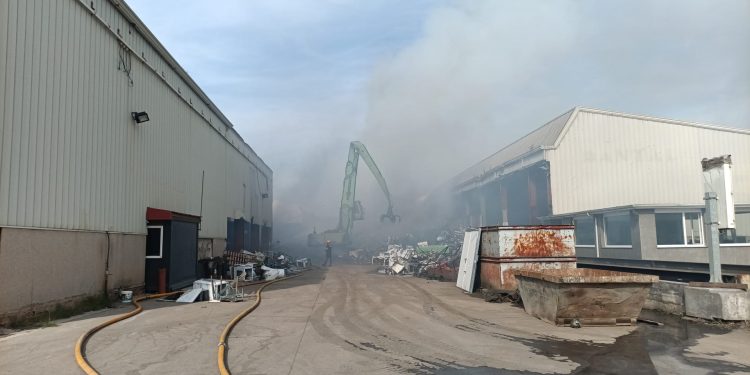 Una gran columna de humo negro alarma a los vecinos de El Astillero tras declararse un incendio en una chatarrería