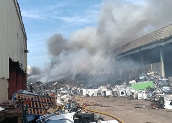 Una gran columna de humo negro alarma a los vecinos de El Astillero tras declararse un incendio en una chatarrería