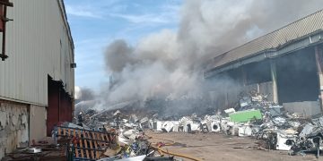 Una gran columna de humo negro alarma a los vecinos de El Astillero tras declararse un incendio en una chatarrería