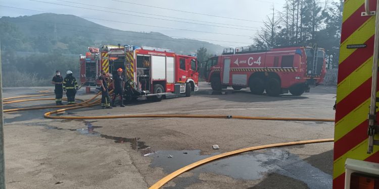 Una gran columna de humo negro alarma a los vecinos de El Astillero tras declararse un incendio en una chatarrería