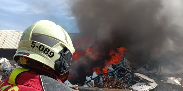 Una gran columna de humo negro alarma a los vecinos de El Astillero tras declararse un incendio en una chatarrería