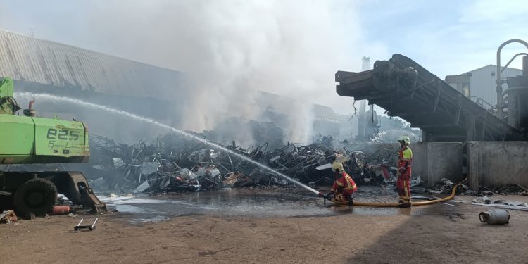 Una gran columna de humo negro alarma a los vecinos de El Astillero tras declararse un incendio en una chatarrería