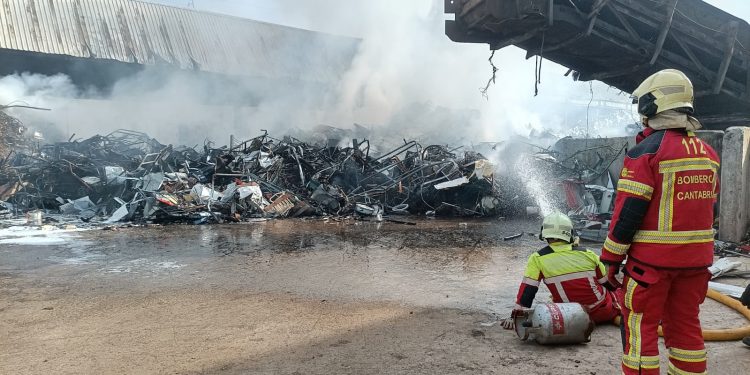Una gran columna de humo negro alarma a los vecinos de El Astillero tras declararse un incendio en una chatarrería