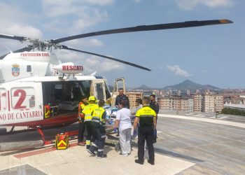Un hombre de 76 años sufre quemaduras en el 50% de su cuerpo tras incendiarse su embarcación frente al faro de Suances