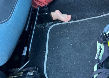 Bomberos liberan a un niño atrapado por el pie en el freno de mano de un coche en Vega de Liébana