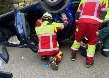 Bomberos desencarcelan a un hombre atrapado en su coche tras un accidente en Cillorigo de Liébana