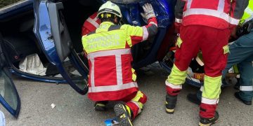 Bomberos desencarcelan a un hombre atrapado en su coche tras un accidente en Cillorigo de Liébana