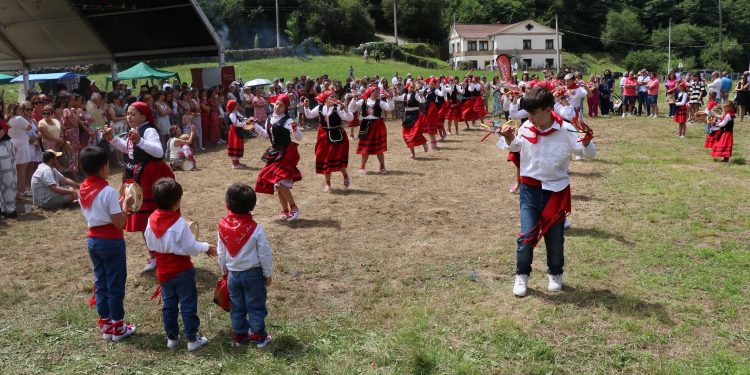 Rozadío vive sus fiestas de Santa Ana del 24 al 26 de julio con música tradicional, gastronomía popular y romería