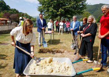 Buruaga pone la primera piedra de las piscinas de Ruente, que abrirán la próxima primavera con una inversión de casi 850.000 euros