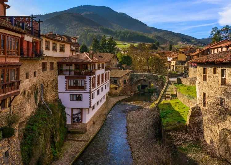 Hosteleros cántabros afrontan el verano con optimismo y prevén una ocupación media del 85%, con picos del 90% en Santillana del Mar y Suances