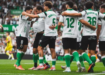 El Racing estrena su regreso a Primera con un empate heroico ante el Villarreal (2-2)