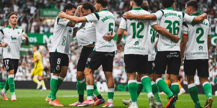 El Racing estrena su regreso a Primera con un empate heroico ante el Villarreal (2-2)