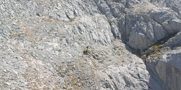 Rescatado un montañero gijonés de 62 años tras caer diez metros en Picos de Europa