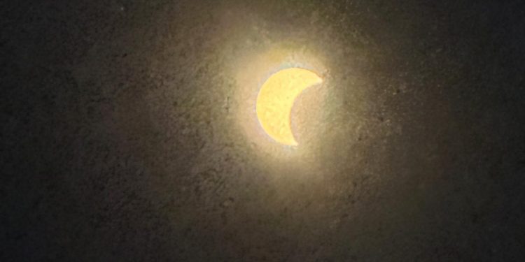 El eclipse deja una Cantabria a oscuras, con mejor visibilidad en el sur y nubes en la costa