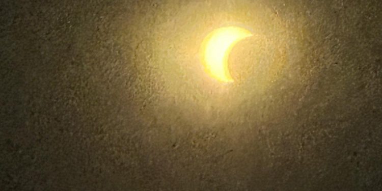 El eclipse deja una Cantabria a oscuras, con mejor visibilidad en el sur y nubes en la costa