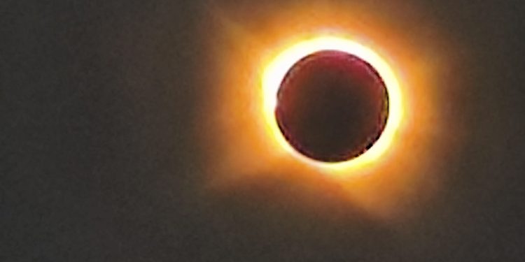 El eclipse deja una Cantabria a oscuras, con mejor visibilidad en el sur y nubes en la costa