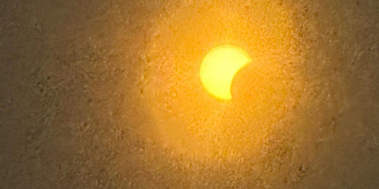 El eclipse deja una Cantabria a oscuras, con mejor visibilidad en el sur y nubes en la costa