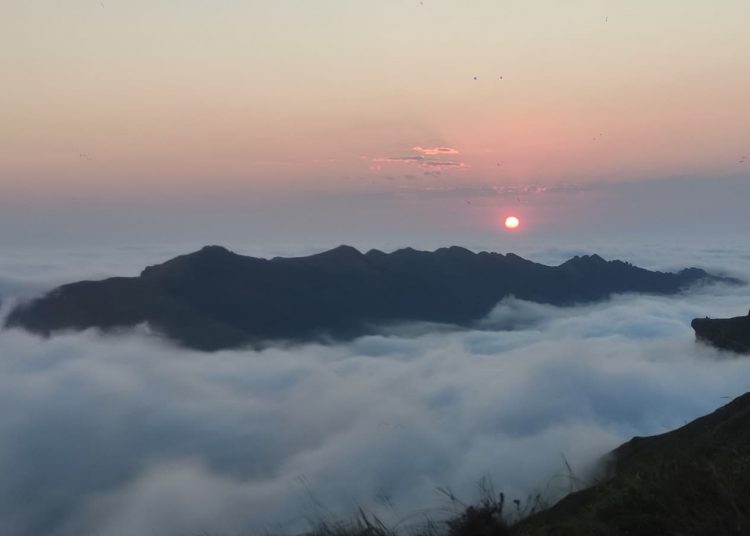 El eclipse deja una Cantabria a oscuras, con mejor visibilidad en el sur y nubes en la costa
